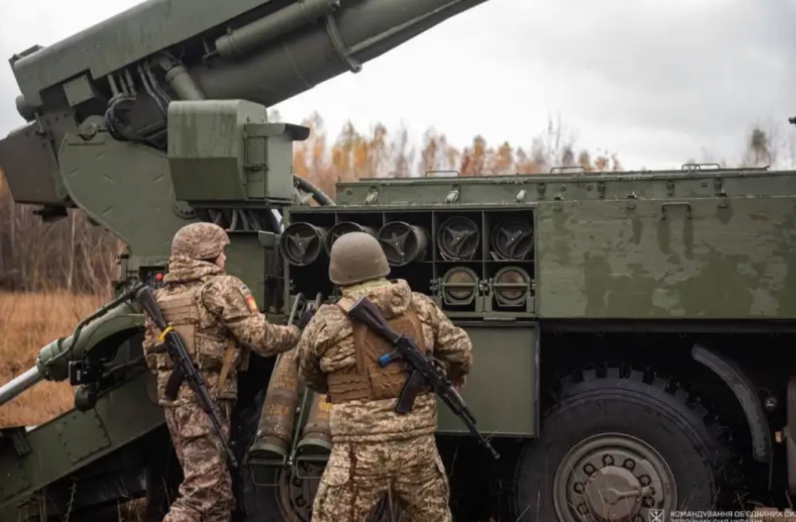 Các cuộc tấn công bằng bom của Không quân Nga không chỉ nhằm vào các mục tiêu kiên cố, mà các mục tiêu như cánh rừng hay chiến hào, cũng là mục tiêu của không quân. Theo các video, Không quân Nga sử dụng không chỉ bom phá, mà cả bom nhiệt áp và bom chùm ở mặt trận Chasov Yar.