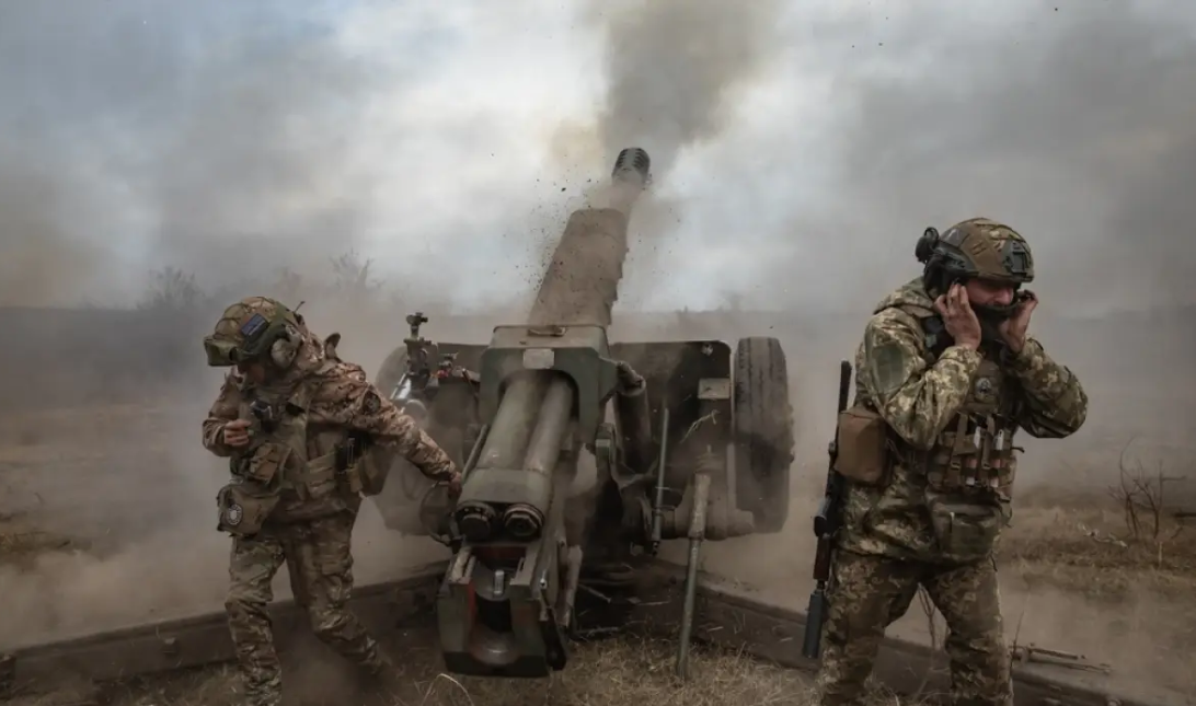 Ngay cả khi Quân đội Ukraine may mắn có thể rút vào trung tâm thành phố thì tin xấu lại ập đến, Không quân Nga dưới sự chỉ điểm của UAV, đã sử dụng những quả bom phá và cả bom nhiệt áp nặng 1.500 kg để tấn công các tòa nhà cao tầng, mà quân Ukraine biến thành các công sự trú ẩn.