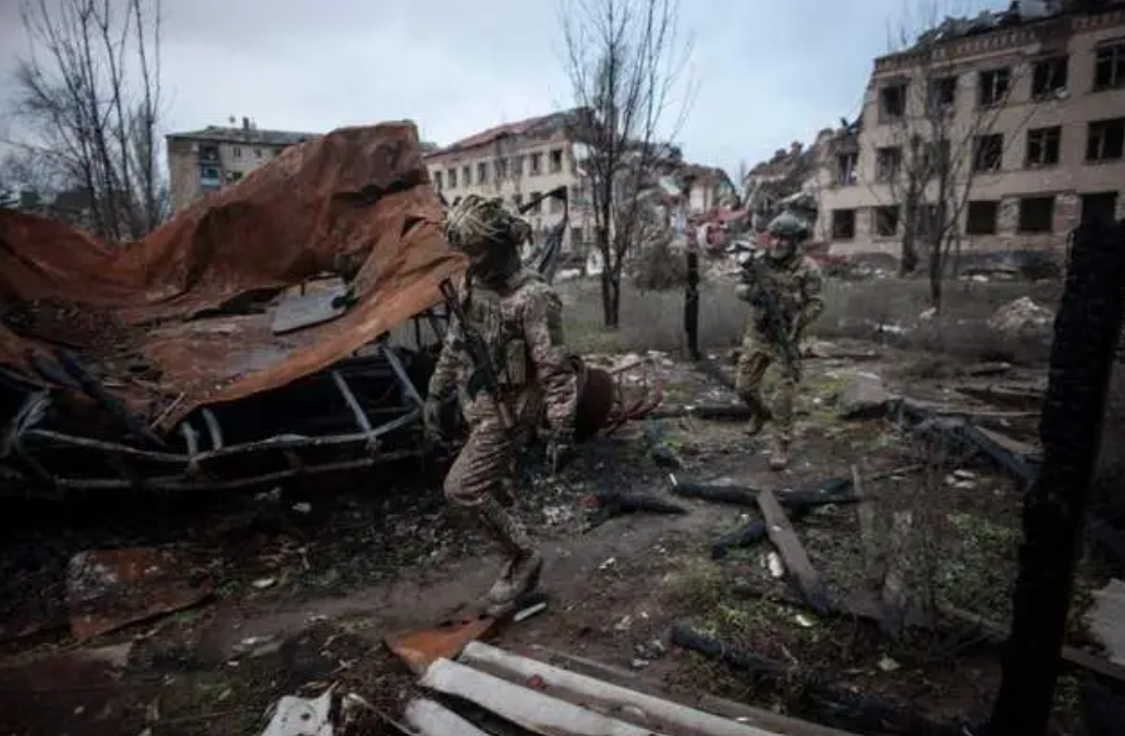 Toàn bộ trận địa phòng ngự của quân Ukraine từ trung tâm thành phố đến các cánh rừng, tràn ngập khói khỏi bom, khói pháo. Với những công trình phòng thủ ngầm, Quân đội Nga sử dụng bom hay đạn pháo nhiệt áp, nên cũng không thể giúp được nhiều.