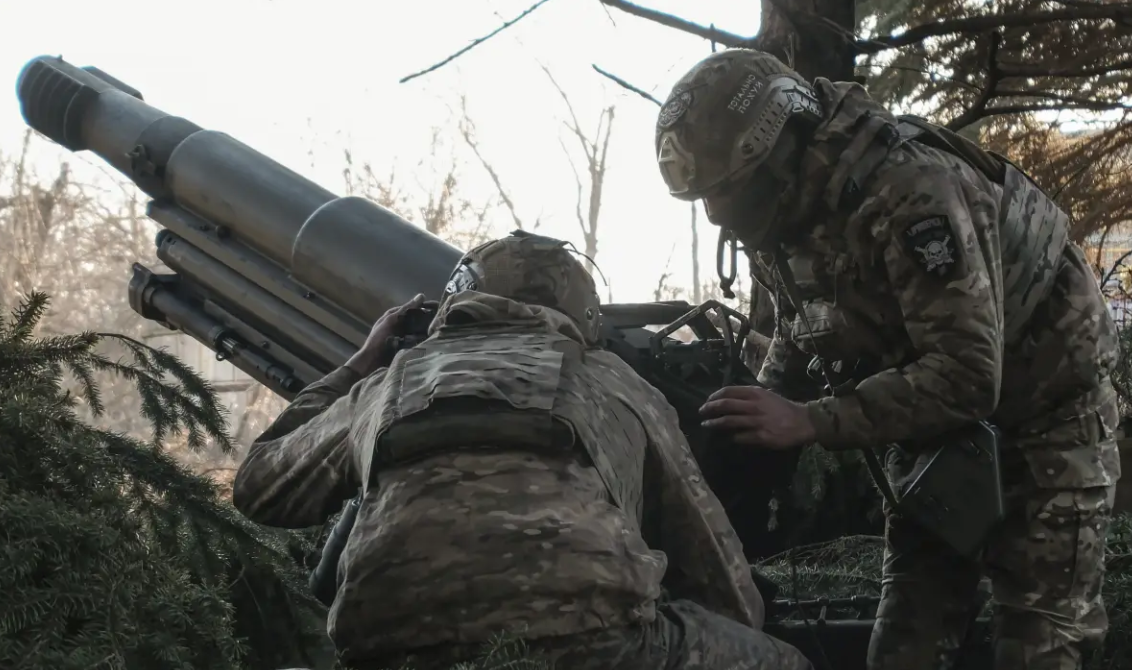 Sau khi Bakhmut thất thủ vào tháng 5/2023, Quân đội Ukraine rút lui về Chasov Yar, tại đây một lượng lớn hệ thống phòng thủ đã được gấp rút xây dựng, biến Chasov Yar từ trung tâm bảo đảm hậu cần, thành tiền đồn đối phó với quân Nga.