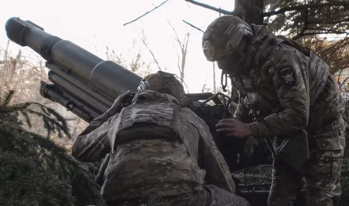 Sau khi Bakhmut thất thủ vào tháng 5/2023, Quân đội Ukraine rút lui về Chasov Yar, tại đây một lượng lớn hệ thống phòng thủ đã được gấp rút xây dựng, biến Chasov Yar từ trung tâm bảo đảm hậu cần, thành tiền đồn đối phó với quân Nga.