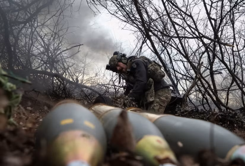 Lực lượng không quân chiến thuật Nga đang tận dụng lúc phòng không Ukraine hết đạn tên lửa, để liên tục xuất kích; hàng trăm quả bom các loại đã được thả xuống các vị trí phòng thủ của quân Ukraine một cách tương đối chính xác.