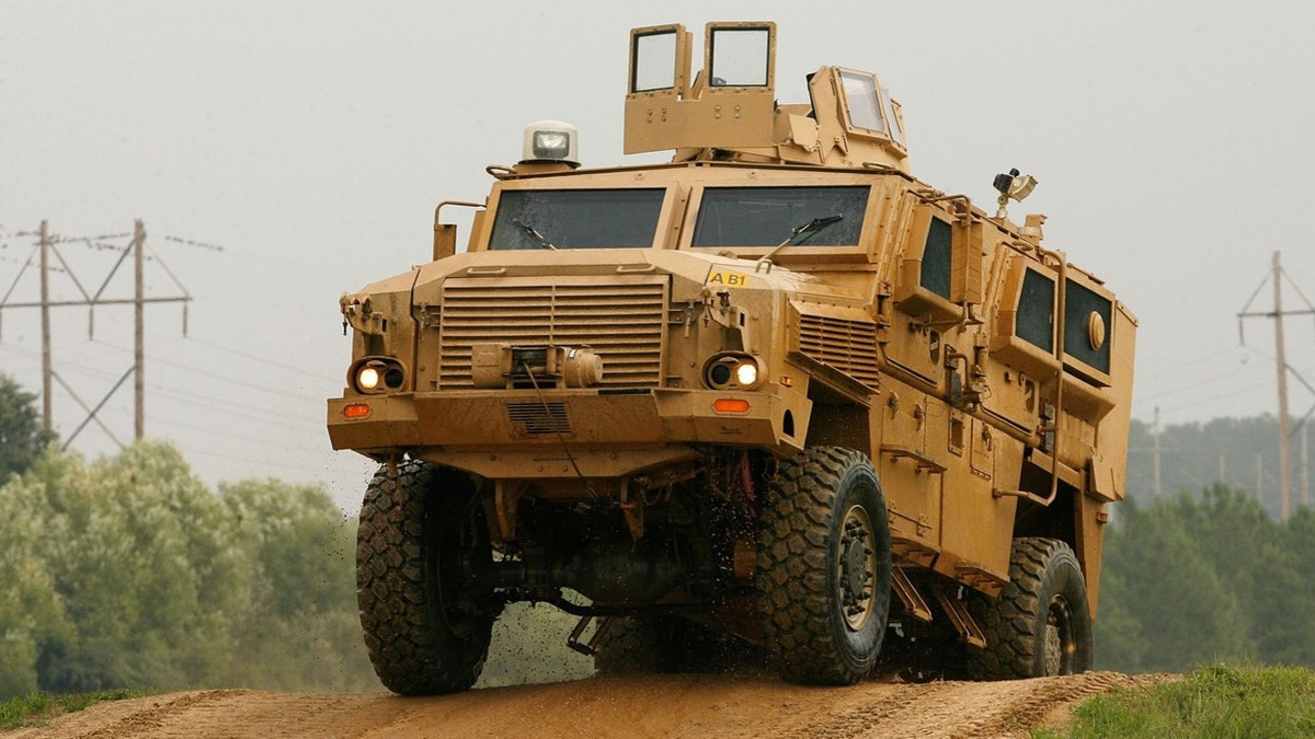 Nga cho rằng việc cung cấp vũ khí cho Ukraine vi phạm quy định, trực tiếp lôi kéo các nước NATO vào cuộc xung đột và đây là trò chơi “đùa với lửa”. Ngoại trưởng Nga Sergei Lavrov lưu ý rằng bất kỳ hàng hóa nào chứa vũ khí cho Ukraine sẽ trở thành mục tiêu hợp pháp của Nga. Theo ông, Mỹ và NATO trực tiếp tham gia vào cuộc xung đột, không chỉ cung cấp vũ khí mà còn đào tạo nhân sự ở Anh, Đức, Ý và các nước khác. Điện Kremlin cho rằng việc trang bị vũ khí phương Tây cho Ukraine không góp phần vào đàm phán và sẽ có tác động tiêu cực.