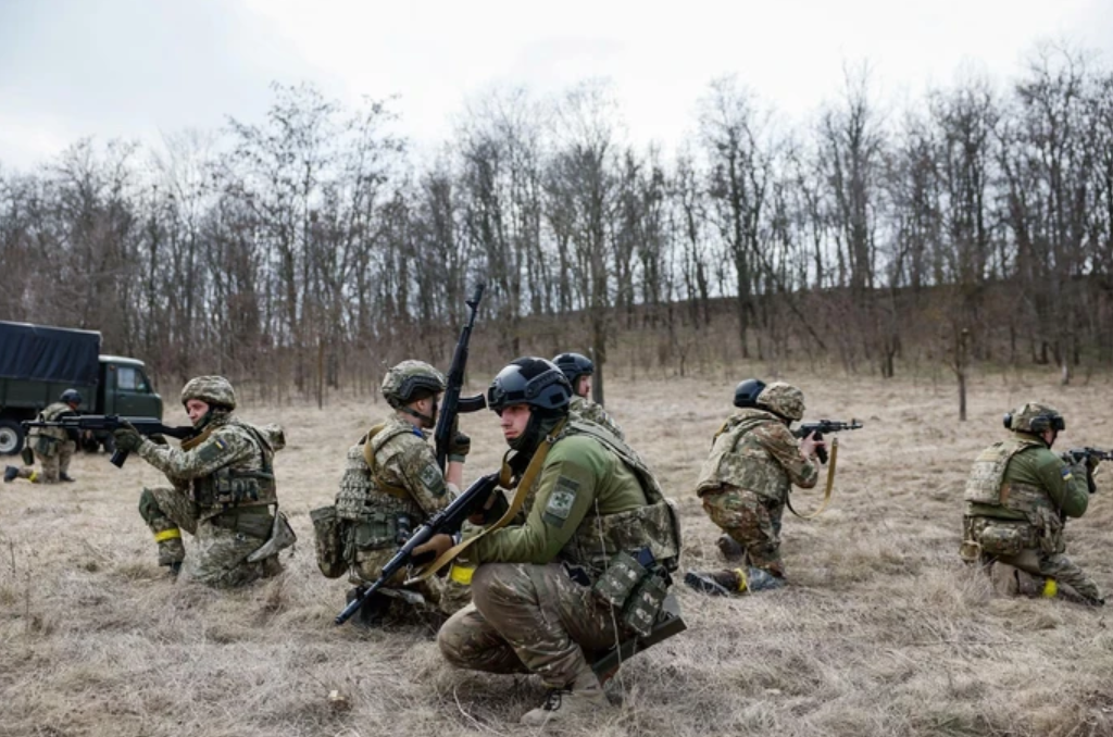 Quân của Lữ đoàn Azov nổi tiếng là lỳ đòn trong chiến đấu, tuy nhiên sau khi trải nghiệm sức mạnh của bom Nga trong trận Avadiivka, quân số chiến đấu của lữ đoàn đã giảm đi rất nhiều. Sau đó họ được lệnh tăng viện cho Chasov Yar, nhưng chỉ huy lữ đoàn đã trực tiếp từ chối. (Nguồn ảnh: Sina, Topwar, Sputnik, Forbes).