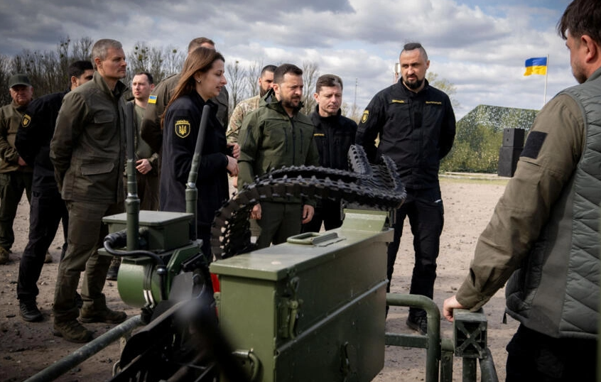 Đồng thời, Moscow sẽ không chờ đợi nguồn viện trợ mới của Mỹ cho Ukraine và đang tập trung nhân lực và thiết bị vào một số lĩnh vực. The Independent cũng cho rằng, Lực lượng Vũ trang Ukraine khó có khả năng trấn giữ hiệu quả tuyến phòng thủ dài 600 km vì thiếu tên lửa và các loại đạn dược khác. Sự chậm trễ trong viện trợ vũ khí của phương Tây có tác động tiêu cực đến tinh thần của Lực lượng Vũ trang Ukraine.