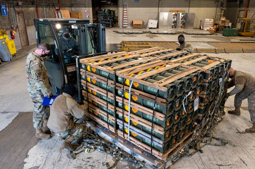 Tờ The Independent chỉ ra rằng, Quân đội Ukraine không phải không có lý do khi lo ngại về khả năng xảy ra một cuộc tấn công mới của Nga, điều này được dự đoán bởi Tổng tư lệnh các Lực lượng Vũ trang Ukraine, Alexander Syrsky, và người đứng đầu cơ quan tình báo quốc phòng Kirill Budanov. Giới tinh hoa quân sự Ukraine tin rằng, Lực lượng Vũ trang Nga sẽ hoạt động tích cực hơn vào tháng 5 hoặc đầu tháng 6 tới.