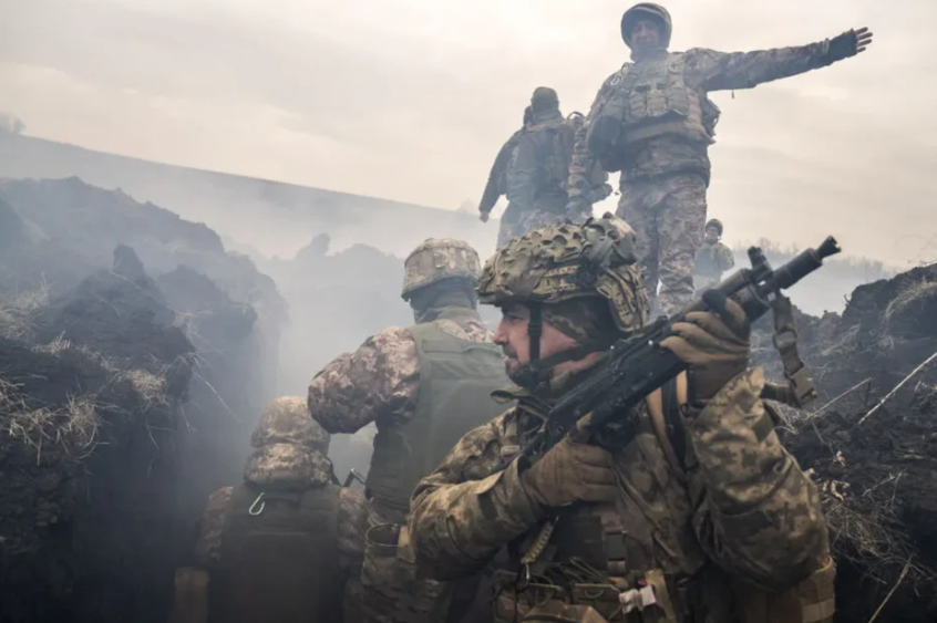 Thực tế là Ugledar có tầm quan trọng chiến lược rất lớn do vị trí của nó trên một ngọn đồi và sự phát triển của các tòa nhà nhiều tầng. Từ khu vực Ugledar, Quân đội Ukraine có cơ hội tấn công tuyến đường sắt quan trọng của Nga, nối mặt trận phía đông và phía nam. Ngoài ra, thành phố này là điểm quan trọng nhất để thiết lập quyền kiểm soát hoàn toàn đối với Donbass. 