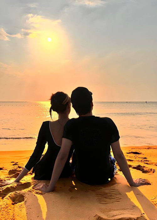 Trên trang cá nhân, người đẹp gốc Bạc Liêu thi thoảng đăng tải hình ảnh bên chồng doanh nhân.