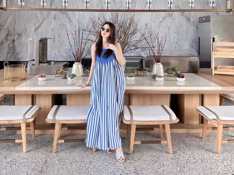 Ở đời thường, nàng hậu chuộng mặc trẻ trung, gợi cảm.