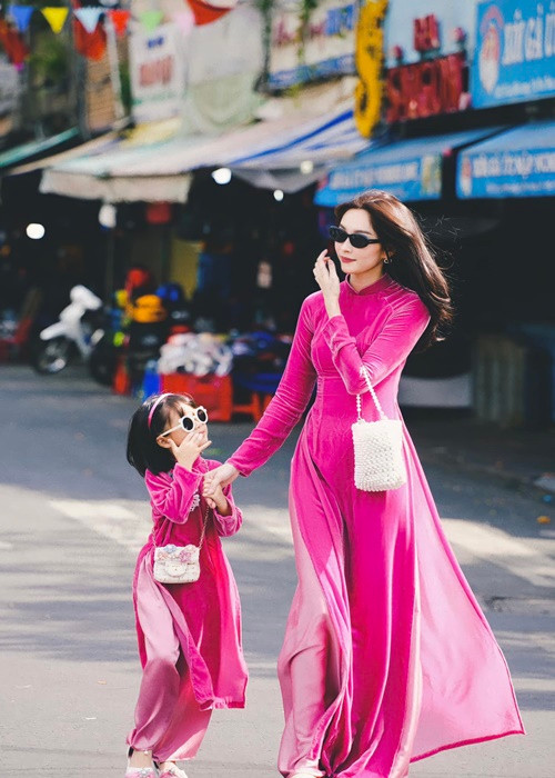 Con gái Thu Thảo có năng khiếu vẽ tranh. Nàng hậu và chồng đã tìm giáo viên dạy thêm cho ái nữ.