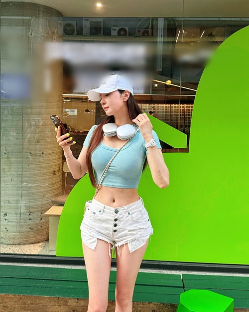 Đặc biệt, vòng eo của cô nàng vô cùng thon gọn, mềm dẻo, linh hoạt như rắn nước.