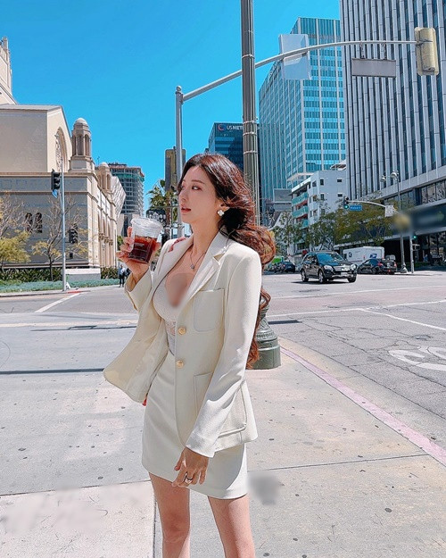 Ngoài làm người mẫu, Yoo Jin còn kinh doanh online.