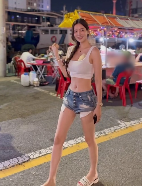 Trang phục croptop làm nổi bật vòng eo phẳng lỳ, dẻo dai của cô nàng.