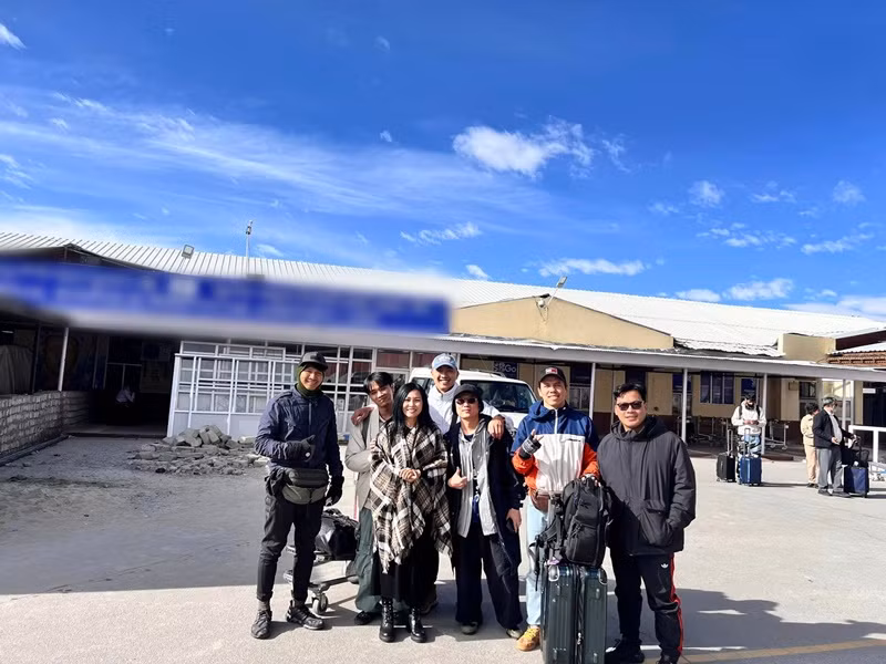 Nữ ca sĩ bên các thành viên trong ê-kíp quay MV.