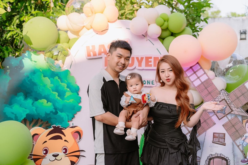 Chồng MiA mong sớm có con nhưng muốn để cho nữ ca sĩ quyết định vì anh biết nếu có con, cô phải hy sinh rất nhiều. Khi thấy chồng trân trọng cuộc hôn nhân, MiA quyết định sinh con.