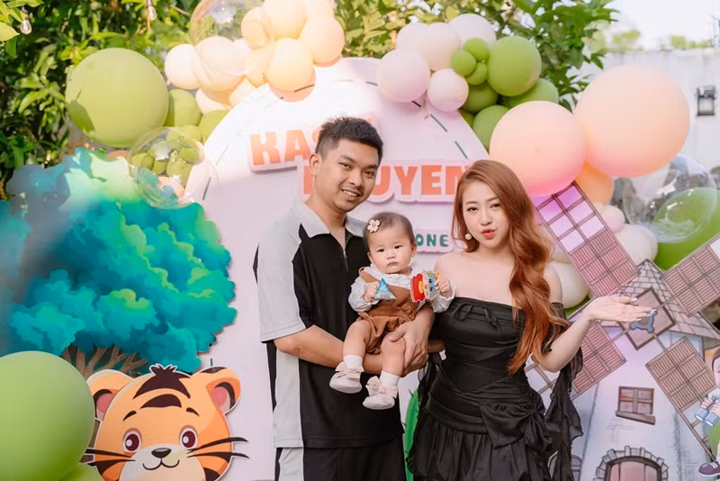 Chồng MiA mong sớm có con nhưng muốn để cho nữ ca sĩ quyết định vì anh biết nếu có con, cô phải hy sinh rất nhiều. Khi thấy chồng trân trọng cuộc hôn nhân, MiA quyết định sinh con.