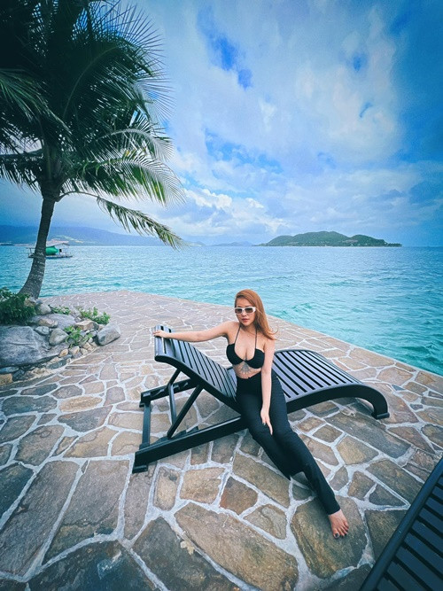 Nữ ca sĩ 9x sở hữu vóc dáng quyến rũ với vòng một căng tràn quyến rũ.