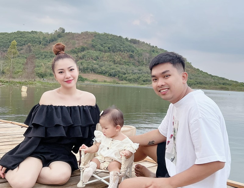 "Tôi cứ liên tục bị lo lắng, hoang mang và thấy mình xấu xí trong thời gian mang thai. Nhiều khi 2 vợ chồng ra đường vợ chỉ cần thấy chồng liếc gái một cái thôi là tối về biết tay vợ", nữ ca sĩ trải lòng trên Arttimes.