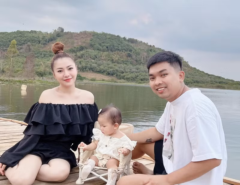 "Tôi cứ liên tục bị lo lắng, hoang mang và thấy mình xấu xí trong thời gian mang thai. Nhiều khi 2 vợ chồng ra đường vợ chỉ cần thấy chồng liếc gái một cái thôi là tối về biết tay vợ", nữ ca sĩ trải lòng trên Arttimes.