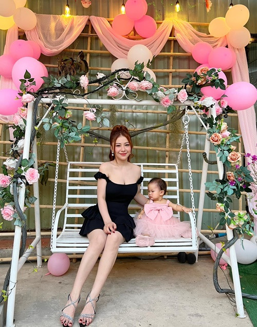 MiA khoe vòng một căng tràn, đôi chân thon gọn.