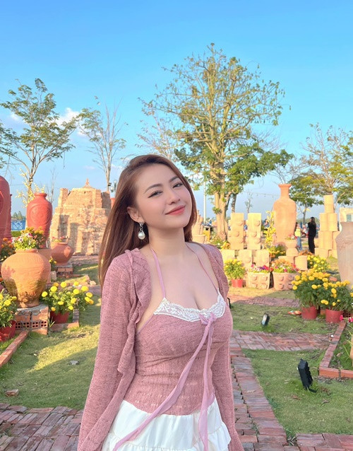 Bà mẹ một con chuộng trang phục tôn lên những đường cong cơ thể đẹp hút mắt.