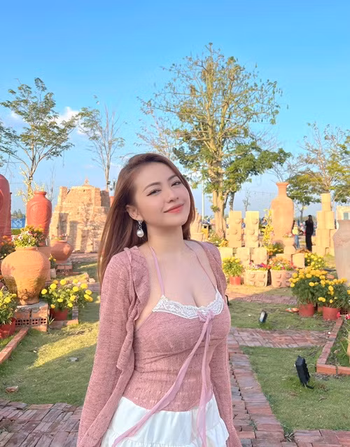 Bà mẹ một con chuộng trang phục tôn lên những đường cong cơ thể đẹp hút mắt.