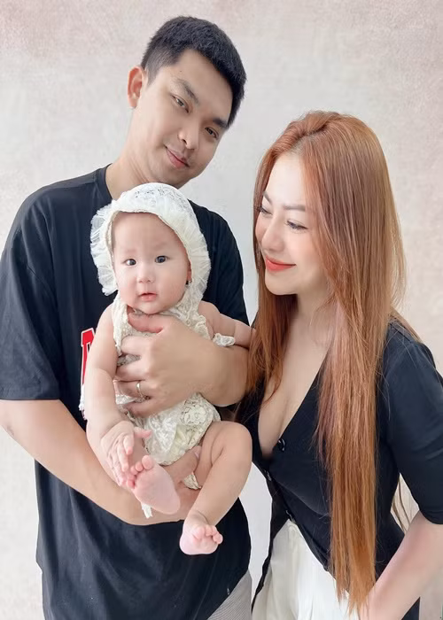 Khi mang bầu, MiA luôn có chồng trẻ ở bên chăm sóc. Nữ ca sĩ thú nhận, do bản thân khi đang bầu rất khó chiều nên nhiều khi chồng cũng muốn trầm cảm.