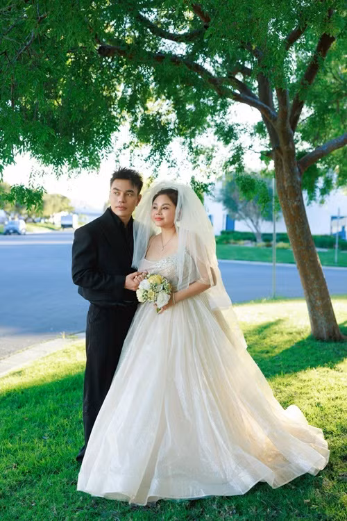 Trong các clip hài hước, Lê Dương Bảo Lâm và Lê Giang làm nhiều công việc như đi bưng phở, làm nhân viên quán gà, công nhân máy xúc.