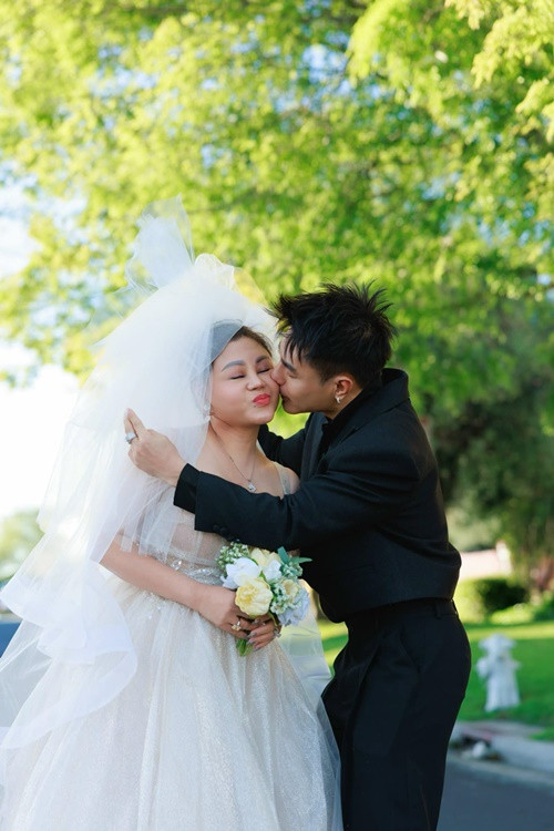 Trong bộ ảnh diện đồ cưới, Lê Dương Bảo Lâm có những cử chỉ thân thiết với Lê Giang.