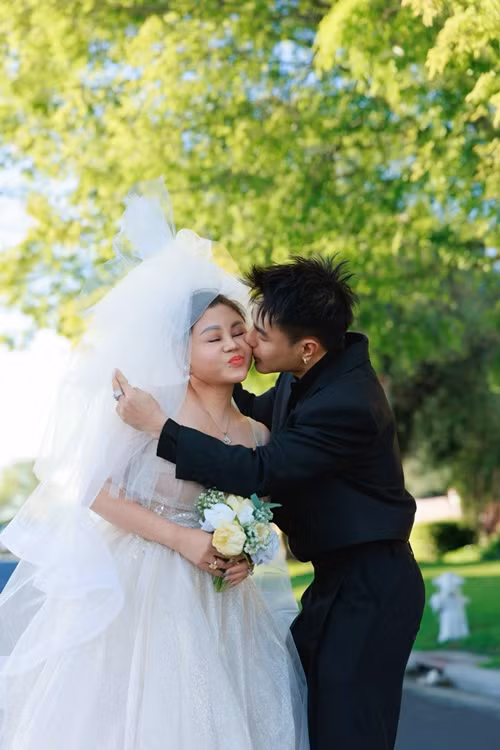 Trong bộ ảnh diện đồ cưới, Lê Dương Bảo Lâm có những cử chỉ thân thiết với Lê Giang.