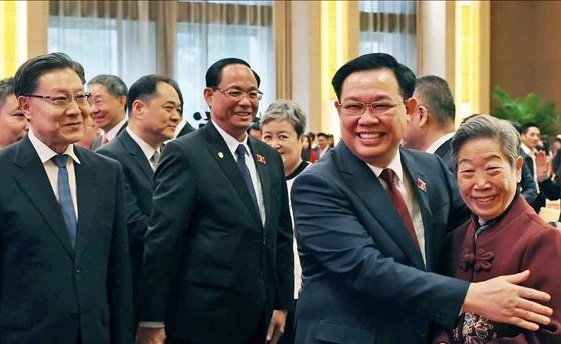 Chu tich Quoc hoi Vuong Dinh Hue du Gap go huu nghi nhan dan Viet - Trung