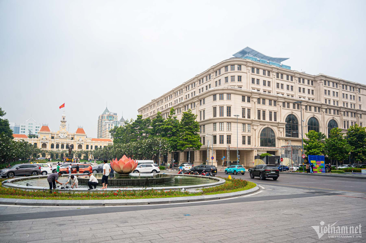 Toà nhà Union Square nằm ngay đầu tuyến phố đi bộ Nguyễn Huệ, giáp 4 mặt tiền đường Nguyễn Huệ - Lê Lợi - Đồng Khởi - Lê Thánh Tôn và gần kề với trụ sở HĐND và UBND TP.HCM được Vạn Thịnh Phát mua lại vào tháng 6/2013 với số tiền lên tới 10.000 tỷ đồng.