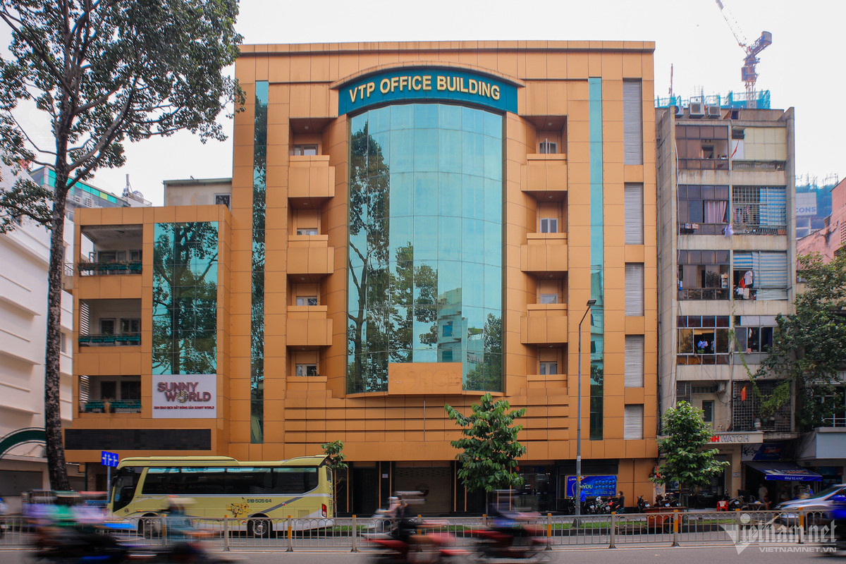 Toà nhà 193-203 Trần Hưng Đạo, quận 1, được xây dựng trên khu đất có diện tích hơn 2.000m2, cao 5 tầng, làm văn phòng cho thuê. Trước đây, cao ốc này là trụ sở của Tập đoàn Vạn Thịnh Phát và Ngân hàng SCB, hiện đóng cửa.