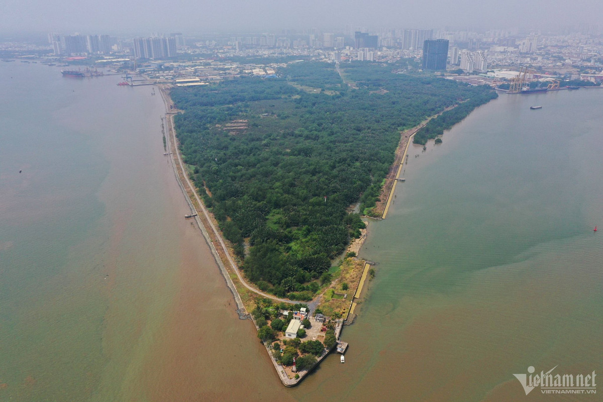 Dự án Mũi Đèn Đỏ có vị trí đắc địa tại ngã ba sông Sài Gòn và sông Nhà Bè đang bị kê biên để giải quyết hậu quả của vụ án Vạn Thịnh Phát. "Siêu dự án" này rộng 118ha, được đầu tư với số vốn 6 tỷ USD, bao gồm công viên đa chức năng, văn phòng, khu biệt thự, căn hộ, khách sạn, bến cảng du thuyền lớn nhất Việt Nam và mang tầm quốc tế. Tuy nhiên, do vướng mắc về pháp lý, dự án vẫn chưa được triển khai. Dù vậy, dự án này được nâng khống giá trị lên nhiều lần để làm tài sản đảm bảo cho 100 khách hàng thuộc nhóm bà Trương Mỹ Lan vay tiền SCB, hiện dư nợ lên tới 133.710 tỷ đồng.