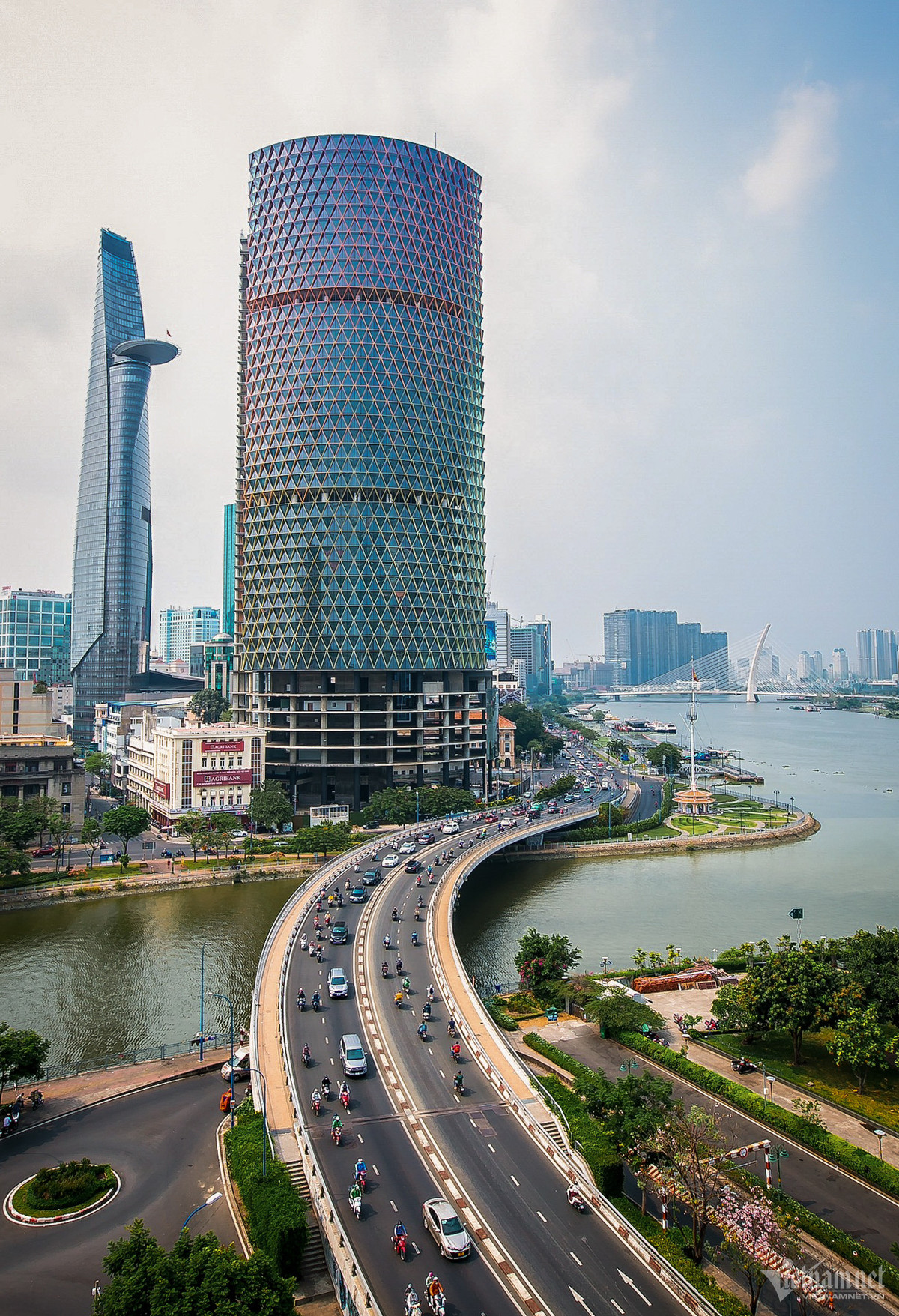 Nằm bên bờ sông Sài Gòn, dự án Saigon One Tower sau nhiều lần đổi chủ hiện thuộc sở hữu của Công ty Viva Land - thành viên của hệ sinh thái Vạn Thịnh Phát. Saigon One Tower được khởi công xây dựng từ năm 2007 với chiều cao 195m (41 tầng), từng lọt top 10 tòa nhà cao nhất Việt Nam và top 3 tòa nhà cao nhất TP.HCM (sau Bitexco Financial Tower và Vietcombank Tower, khi chưa có Landmark 81). Dự án từng được kỳ vọng trở thành biểu tượng kiến trúc của thành phố hoa lệ.