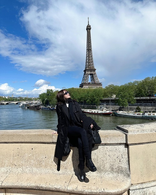 Nữ ca sĩ vui vẻ tận hưởng kỳ nghỉ ở nước ngoài. Ảnh: FBNV.