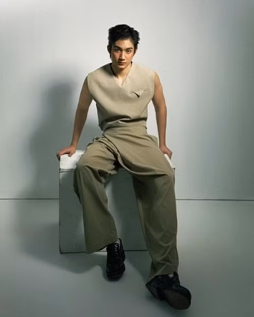 Matthis sinh năm 2004, kém Thiều Bảo Trâm 10 tuổi. Anh cao 1m87, có gương mặt điển trai. Ảnh: Người Đưa Tin.