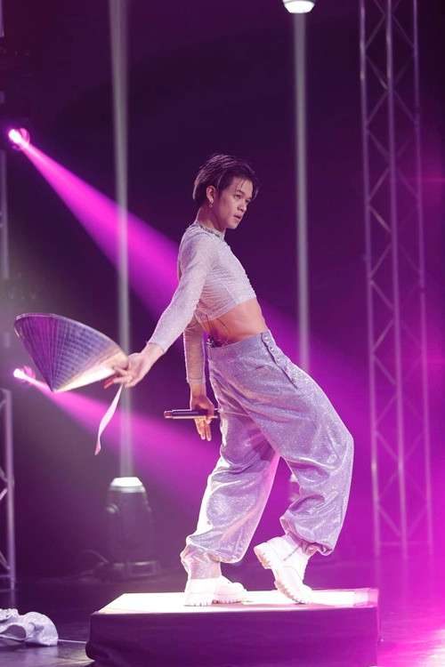 Đầu năm 2024, nam ca sĩ tổ chức chuỗi đêm diễn tại 5 thành phố ở Đức. "Từ khi mới 5 tuổi Hiếu đã luôn hát, nhảy và tự tổ chức live tour trong phòng khách của gia đình. 25 năm sau, sau rất nhiều sự kiên trì, qua rất nhiều mồ hôi, nước mắt, máu và niềm tin, Hiếu đã thành công tổ chức live tour tại 5 thành phố của nước Đức”, Trọng Hiếu chia sẻ. Ảnh: FBNV.