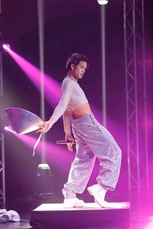 Đầu năm 2024, nam ca sĩ tổ chức chuỗi đêm diễn tại 5 thành phố ở Đức. "Từ khi mới 5 tuổi Hiếu đã luôn hát, nhảy và tự tổ chức live tour trong phòng khách của gia đình. 25 năm sau, sau rất nhiều sự kiên trì, qua rất nhiều mồ hôi, nước mắt, máu và niềm tin, Hiếu đã thành công tổ chức live tour tại 5 thành phố của nước Đức”, Trọng Hiếu chia sẻ. Ảnh: FBNV.