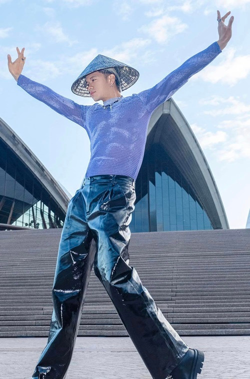 Trọng Hiếu thực hiện một series với thông điệp "Mang Việt Nam ra thế giới”. Trong series, anh biểu diễn trên đường phố của nhiều nước. Ảnh: FBNV.