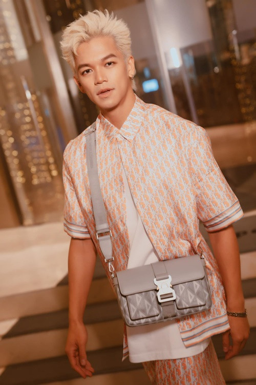 Năm 2018, Trọng Hiếu vướng phải tin đồn lộ clip nóng đồng tính. Nhanh chóng, nam ca sĩ phủ nhận là người đàn ông trong clip. "Người xuất hiện trong đoạn phim chẳng giống tý nào cả, gầy hơn tôi nhiều", Vietnamnet dẫn lời Trọng Hiếu. Ảnh: FBNV.