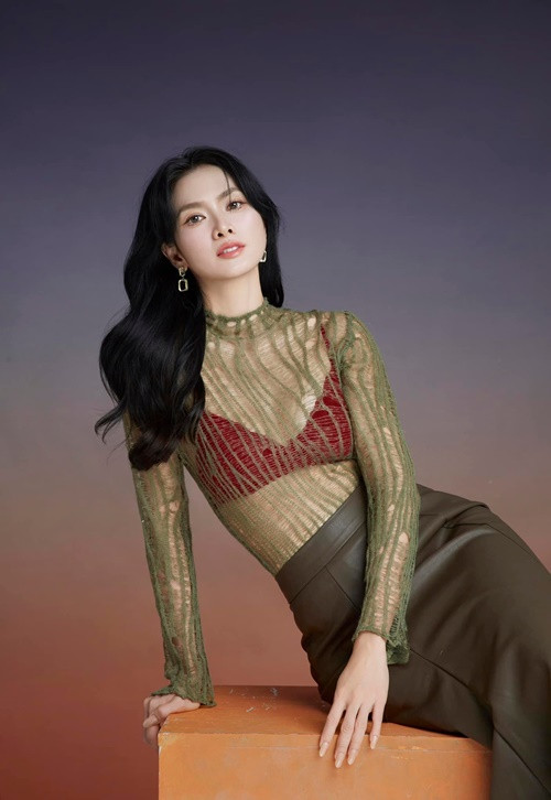 Trong thời gian không hoạt động showbiz, bà mẹ một con theo đuổi công việc điêu khắc lông mày.