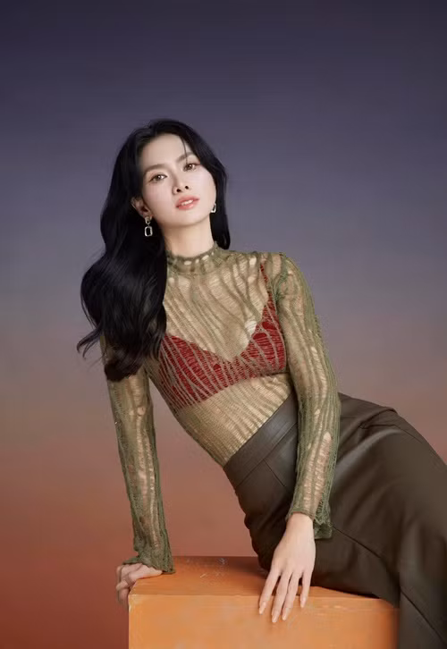 Trong thời gian không hoạt động showbiz, bà mẹ một con theo đuổi công việc điêu khắc lông mày.