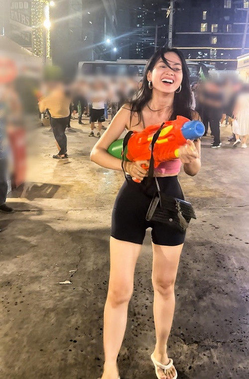 Sieu mau Anh Thu quay tung bung o le hoi te nuoc Songkran