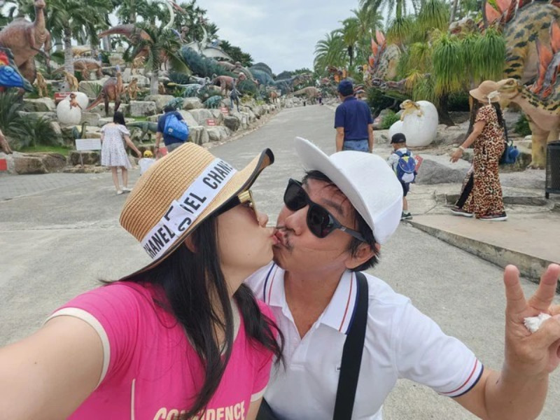 Nam danh hài từng chia sẻ với VietNamNet: "Tôi sống ổn, gia đình hạnh phúc. Có lẽ vì lâu tôi không xuất hiện nhiều nên mọi người không còn biết tin tức nhưng dù có chia sẻ hay không cuộc sống của tôi vẫn thế thôi. Ở tuổi này, tôi chỉ mong bản thân và gia đình được bình an. Tôi đã có suy nghĩ rời sân khấu để về quê sống từ vài năm nay nhưng làm nghề này không phải cứ muốn là nghỉ được".