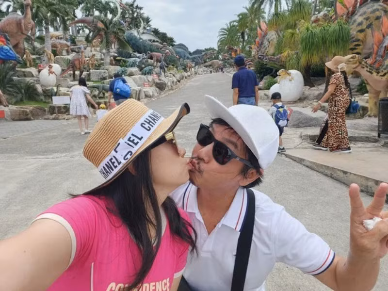 Nam danh hài từng chia sẻ với VietNamNet: "Tôi sống ổn, gia đình hạnh phúc. Có lẽ vì lâu tôi không xuất hiện nhiều nên mọi người không còn biết tin tức nhưng dù có chia sẻ hay không cuộc sống của tôi vẫn thế thôi. Ở tuổi này, tôi chỉ mong bản thân và gia đình được bình an. Tôi đã có suy nghĩ rời sân khấu để về quê sống từ vài năm nay nhưng làm nghề này không phải cứ muốn là nghỉ được".