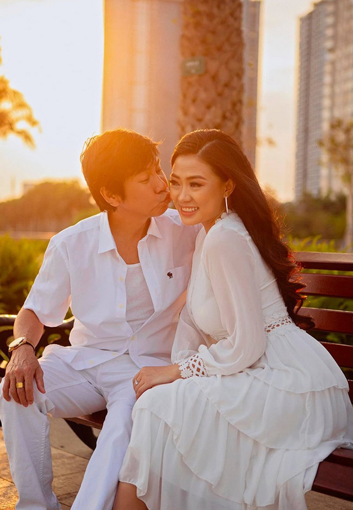 Nam danh hài đang có cuộc hôn nhân thứ 2 bên vợ trẻ kém 30 tuổi. Lê Huỳnh hạnh phúc vì cả hai vẫn ngọt ngào như hồi mới yêu nhau.