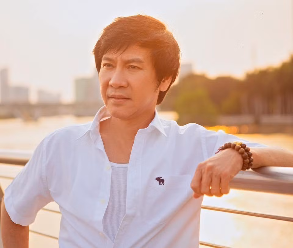 Danh hài Lê Huỳnh sinh năm 1964, nổi tiếng với nhiều tiểu phẩm như: 'Bói quẻ đầu năm'...