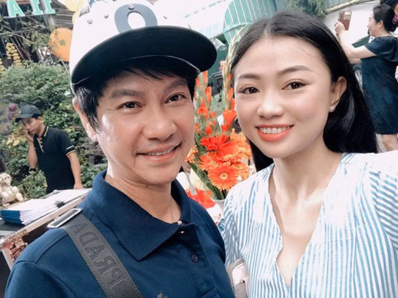 Cặp đôi gặp gỡ khi tham dự một bữa tiệc sinh nhật. Mỹ Linh - bà xã Lê Huỳnh - kém chồng 30 tuổi nhưng thông minh, xinh đẹp, thu hút nam diễn viên từ lần đầu gặp. Năm 2015, cả hai chính thức về chung một nhà. Họ đang sống trong một căn chung cư ở TP.HCM.