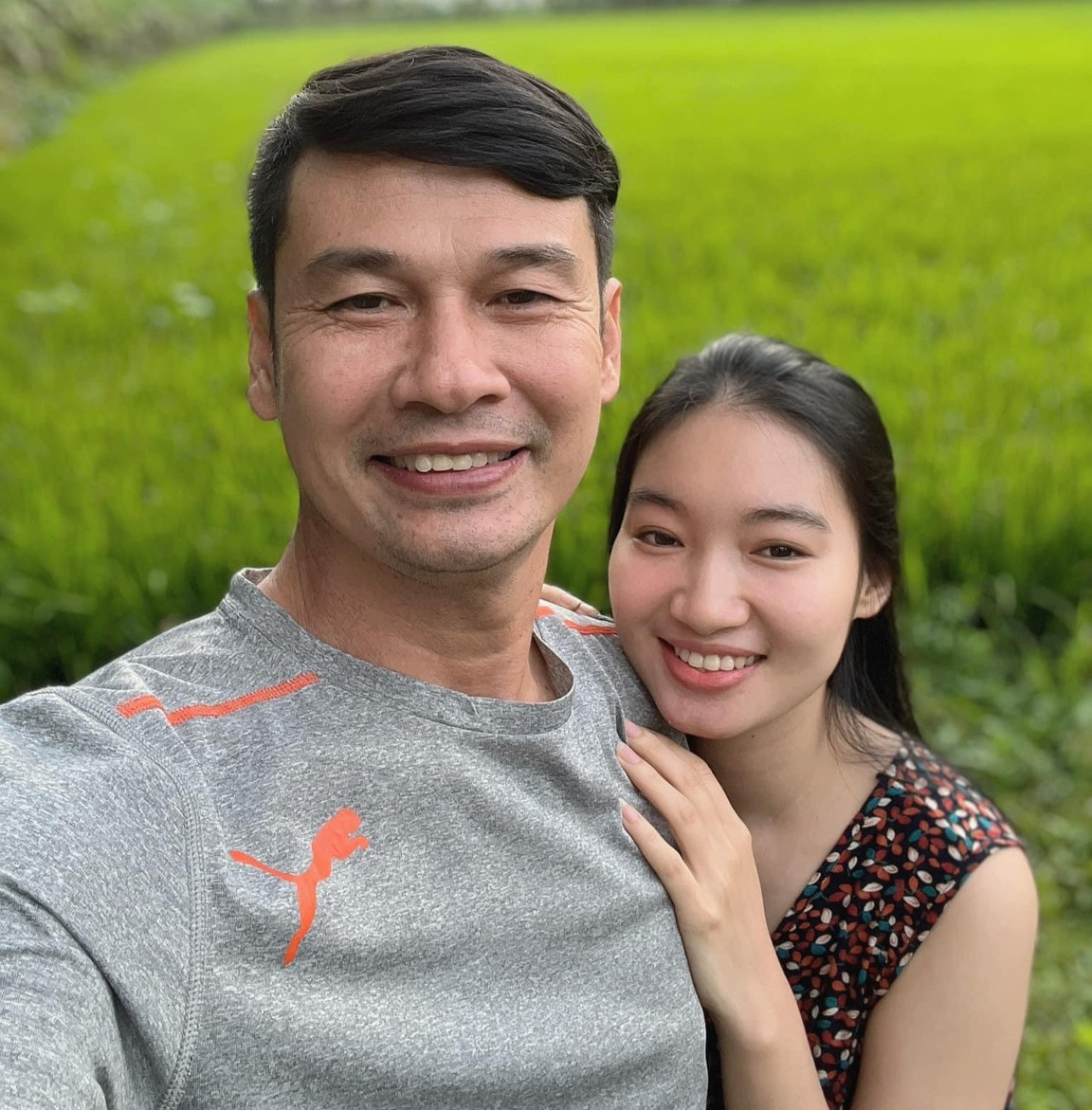 “So với nhiều đồng nghiệp, tôi không giàu có tiền bạc nhưng cũng không thiếu thốn thứ gì. Tôi có nhà, có xe và một số tài sản nhỏ tích góp sau bao năm cày bừa. Giờ số tiền kiếm được tôi dùng để phòng thân cho tuổi già”, nam diễn viên từng chia sẻ với VietNamNet.